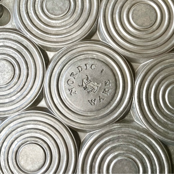 Nordic Ware•Silver Dollar Waffle Griddle w/ Handle•Make 7, 3”Waffles at Once!🧇 - Picture 6 of 15